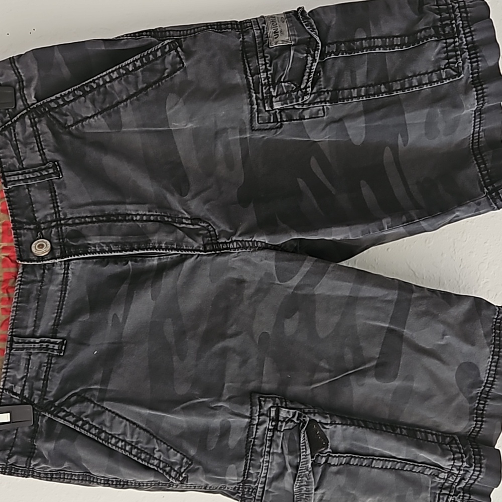 Men's UnionBay black camo cargo shorts size 32.